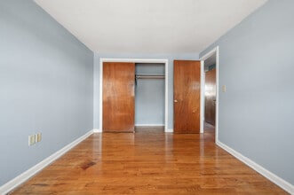 24 Deerfield Ct, Unit D in East Hartford, CT - Foto de edificio - Building Photo