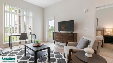 5256 International Dr in Orlando, FL - Foto de edificio - Building Photo