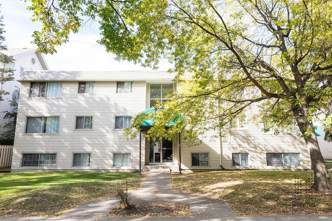 Berkley Manor in Edmonton, AB - Building Photo - Building Photo