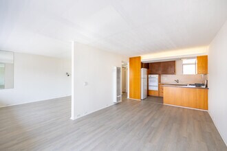 6847 Radford Ave. in North Hollywood, CA - Foto de edificio - Building Photo