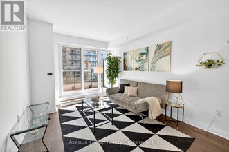 700 Sheppard Ave W in Toronto, ON - Building Photo - Building Photo