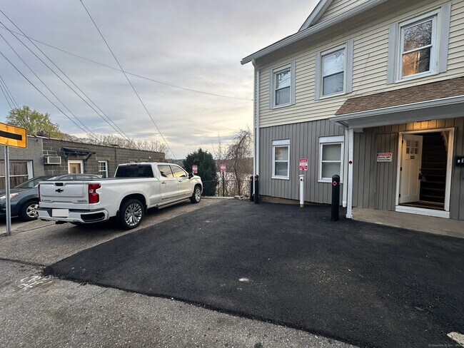 277 Laurel Hill Ave, Unit Floor 2 in Norwich, CT - Building Photo - Building Photo
