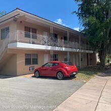 15 Alhambra Cir in Coral Gables, FL - Building Photo - Building Photo