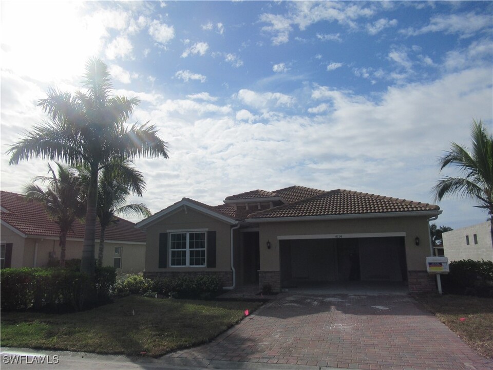 4114 Dutchess Park Rd in Ft. Myers, FL - Building Photo