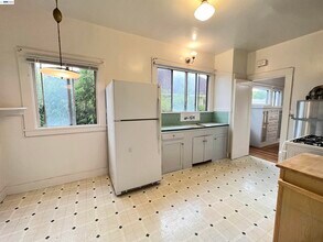 2418 Ashby Ave in Berkeley, CA - Foto de edificio - Building Photo