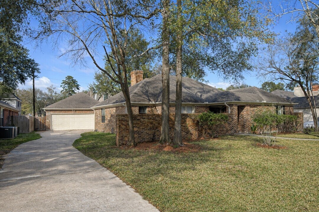 7710 Post Bridge Rd in Spring, TX - Foto de edificio