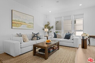 10827 W Riverton Ct in Los Angeles, CA - Building Photo - Building Photo