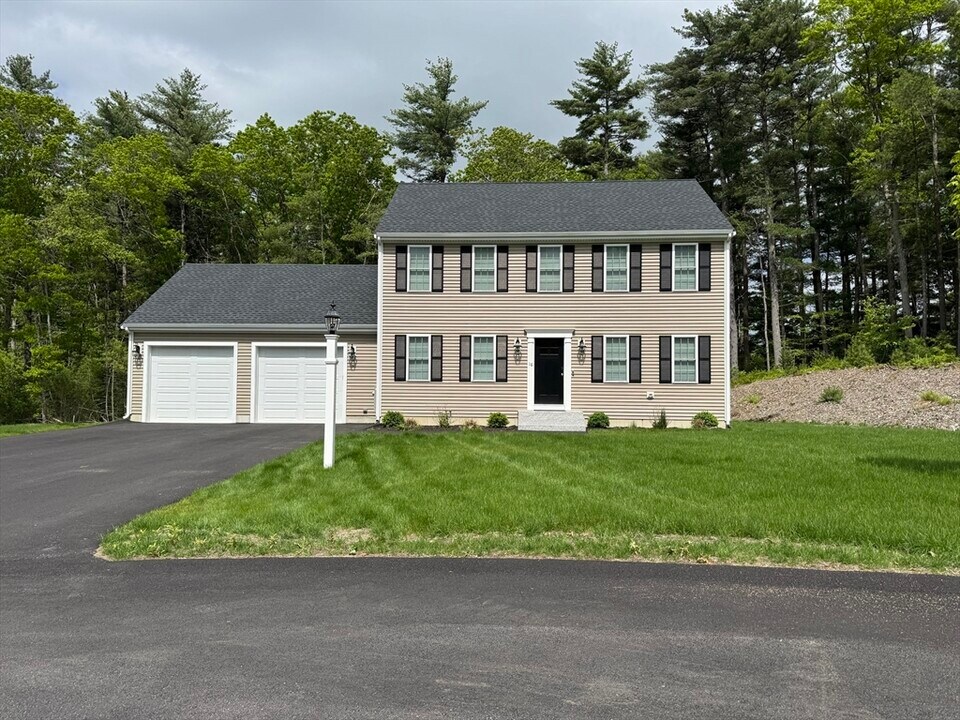18 Grace St in Middleboro, MA - Building Photo