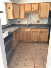 650 Perrie Dr-Unit -202 in Elk Grove Village, IL - Foto de edificio - Building Photo