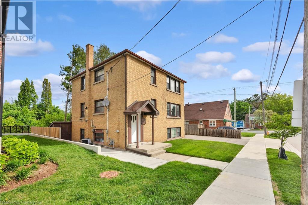 102 Sydney St N in Kitchener, ON - Building Photo