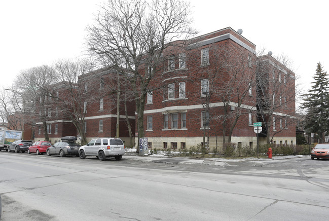 4120-4136 Décarie Boul in Montréal, QC - Building Photo - Building Photo