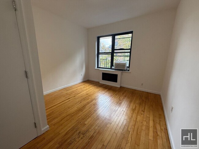 East 61 Street in New York, NY - Foto de edificio - Building Photo