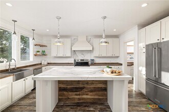 2301 Wegner Rd in New Braunfels, TX - Foto de edificio - Building Photo