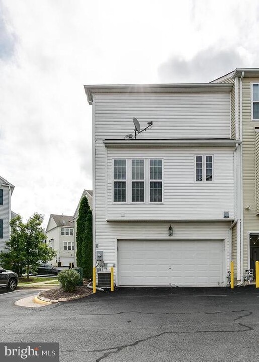 5029 Cool Fountain Ln in Centreville, VA - Foto de edificio