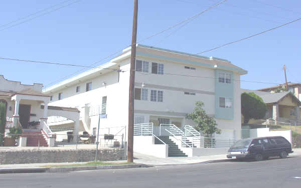 207 N Mathews St in Los Angeles, CA - Building Photo