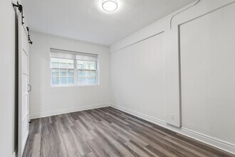 University Apartments - 8 St. Thomas in Toronto, ON - Building Photo - Building Photo