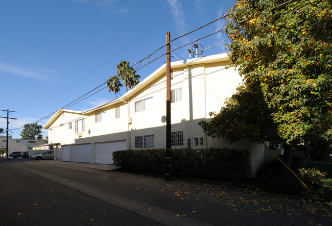 3142 Rowena Ave in Los Angeles, CA - Building Photo - Building Photo