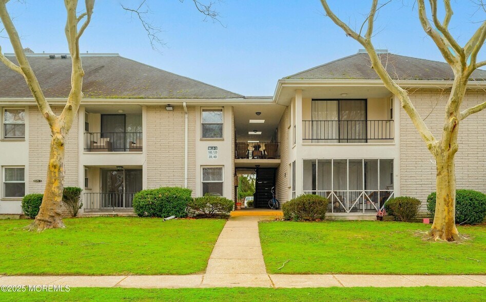 2137 8th Ave, Unit 8J in Sea Girt, NJ - Building Photo