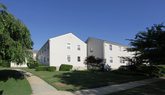 Ocean Breeze Apartments in Long Branch, NJ - Foto de edificio - Building Photo