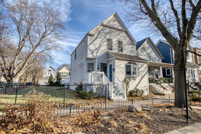 3857 N Hermitage Ave in Chicago, IL - Building Photo - Building Photo