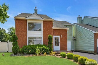 47 Woodland Way in Dayton, NJ - Building Photo - Building Photo