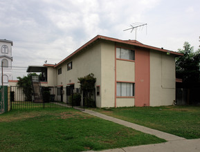 737 N Palmetto Ave in Ontario, CA - Foto de edificio - Building Photo