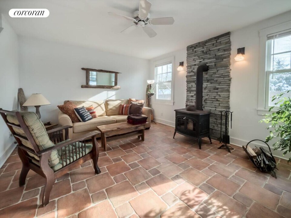 24 Dale St in Southampton, NY - Building Photo