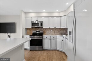 215 Haddonfield Cmns in Haddonfield, NJ - Building Photo