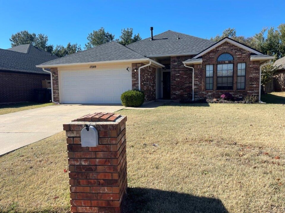 17209 Crest Valley in Edmond, OK - Building Photo