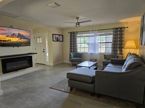 3071 Simpson Rd in Kissimmee, FL - Foto de edificio - Building Photo