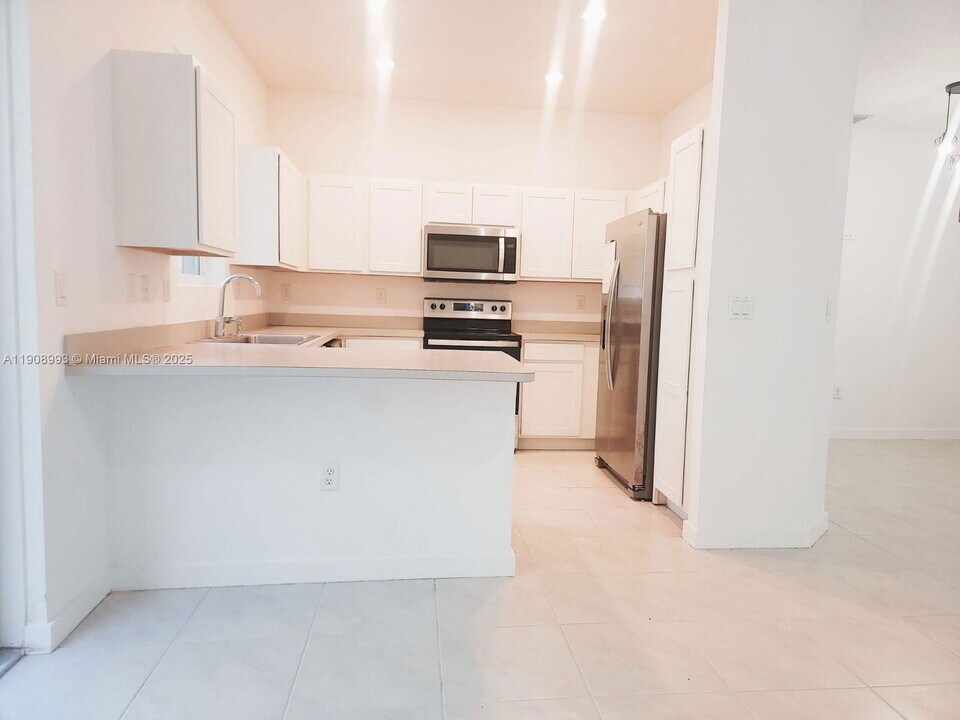 1363 NW 208th Terrace in Miami Gardens, FL - Building Photo