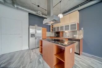 10 SW South River Dr, Unit Neo Lofts in Miami, FL - Building Photo - Building Photo