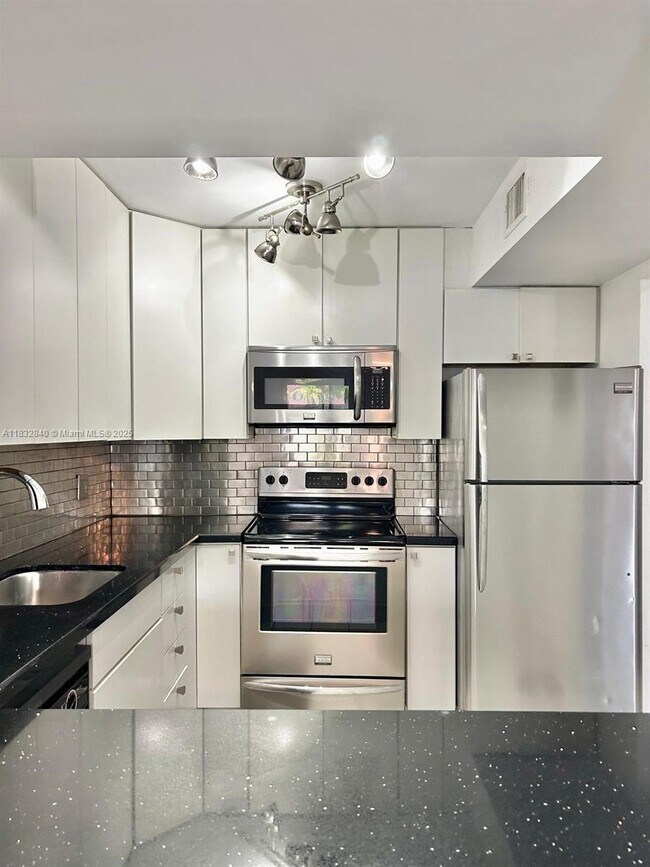 630 Tennis Club Dr in Wilton Manors, FL - Building Photo - Building Photo
