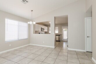 15948 W Lundberg St in Surprise, AZ - Foto de edificio - Building Photo