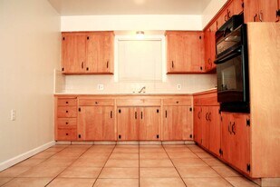 898 W San Gabriel Ave in Clovis, CA - Building Photo