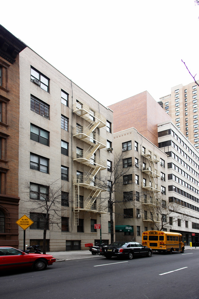 Robin Court in New York, NY - Building Photo - Building Photo