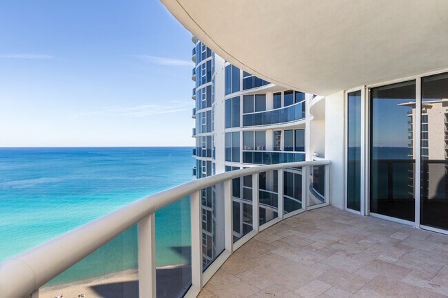 17201 Collins Ave in Sunny Isles Beach, FL - Foto de edificio - Building Photo
