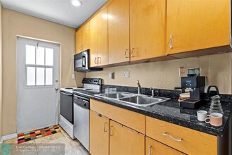 736 NE 13th Ct in Fort Lauderdale, FL - Building Photo - Building Photo