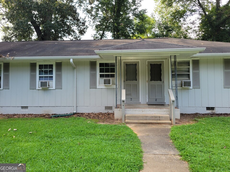 309 N Broad St in Winder, GA - Building Photo