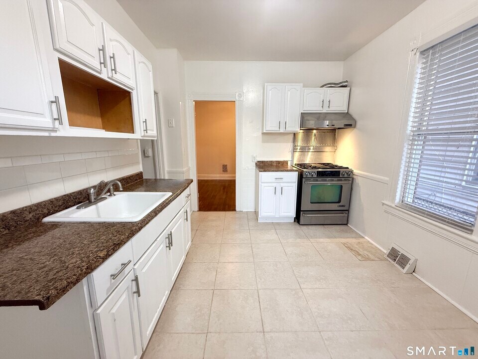 517 Brooks St in Bridgeport, CT - Building Photo