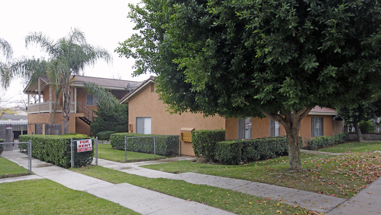 350 Alpine St in Upland, CA - Foto de edificio