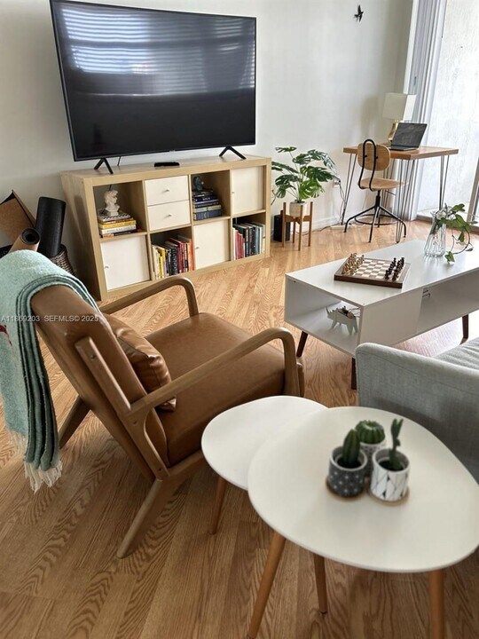 5880 Collins Ave in Miami Beach, FL - Building Photo