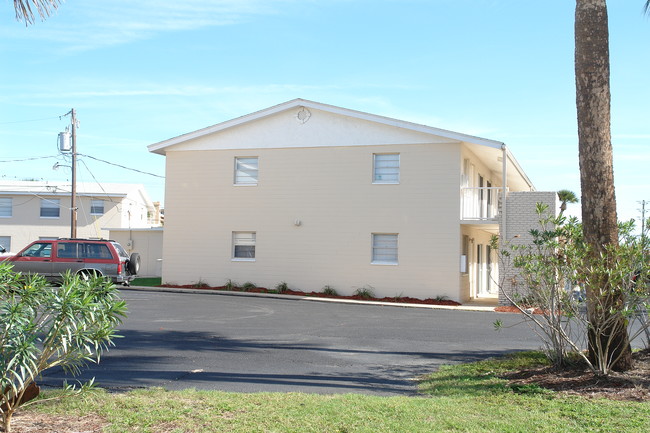 2405 N Oleander Ave in Daytona Beach, FL - Foto de edificio - Building Photo