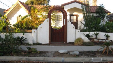 6815 Platt Ave in Los Angeles, CA - Foto de edificio - Building Photo