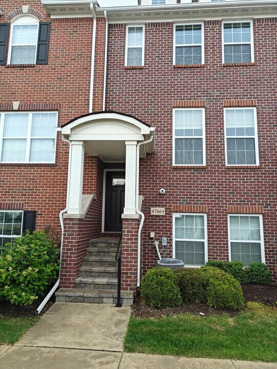47663 Alden Terrace N in Northville, MI - Building Photo