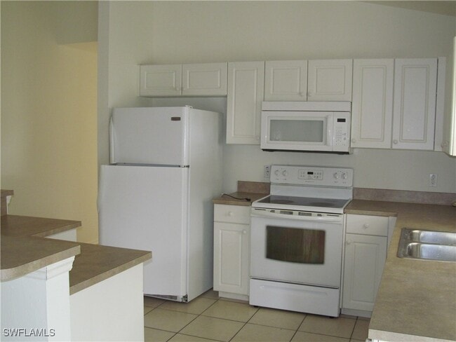 335 Pinehurst Ave in Lehigh Acres, FL - Foto de edificio - Building Photo