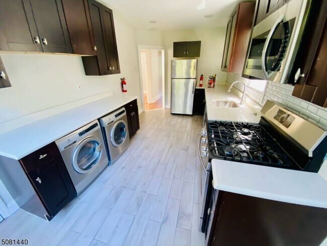 10 Willowdale Ave in Montclair, NJ - Building Photo - Building Photo