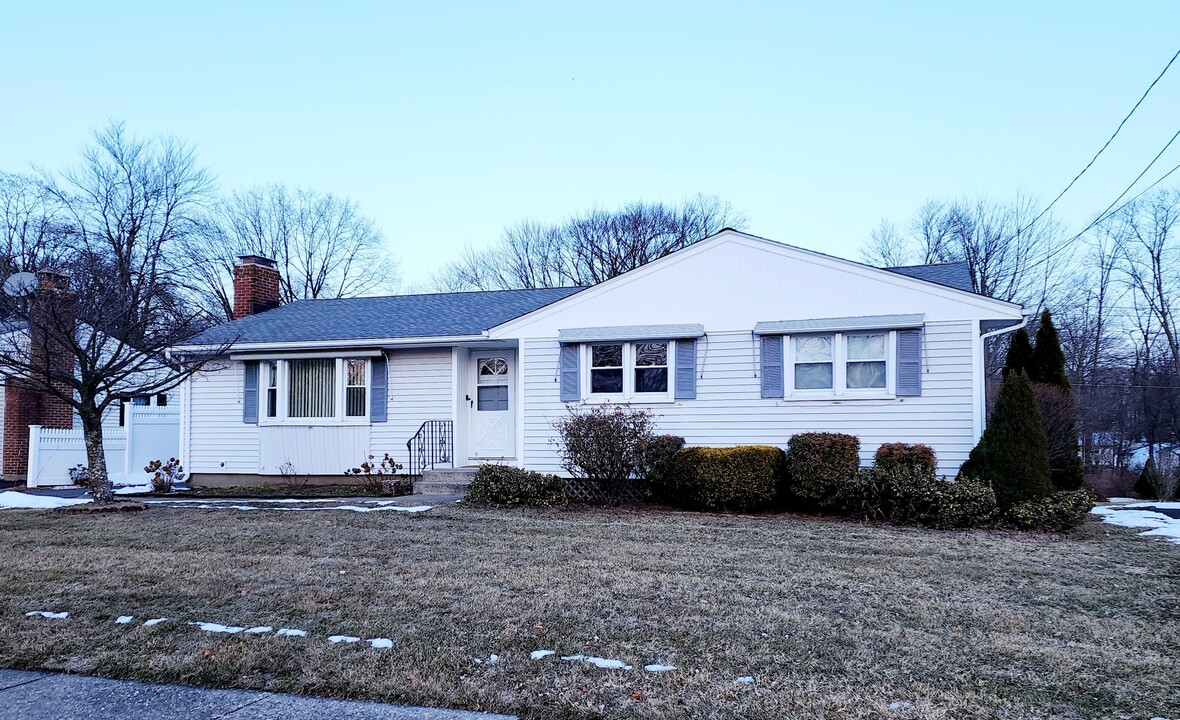 66 Regency Dr in West Hartford, CT - Building Photo