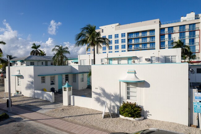 Patio Apartments in Hollywood, FL - Foto de edificio - Building Photo
