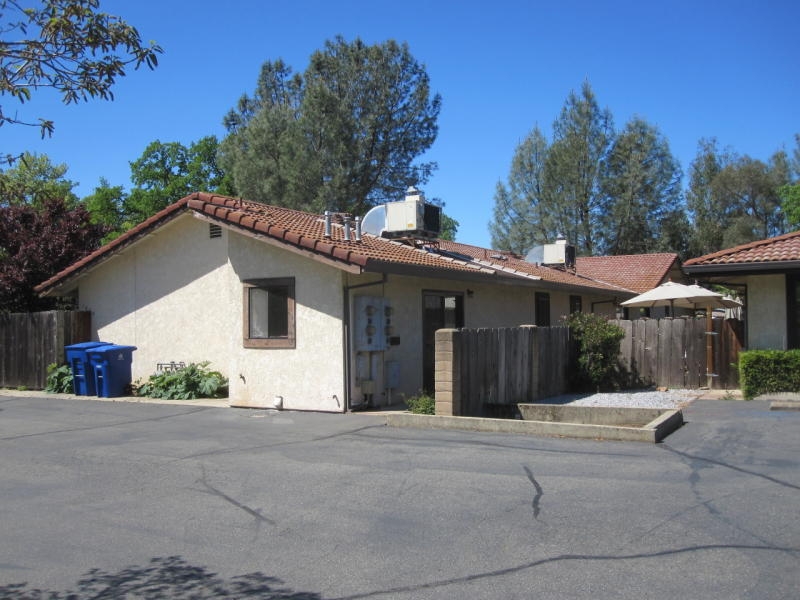 1420 Victor Ave in Redding, CA - Building Photo